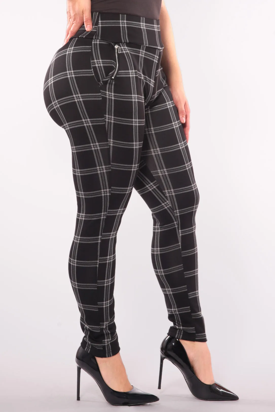 Plus Size Treggings With Zipper Pocket Trim - Black & Gray Plaid